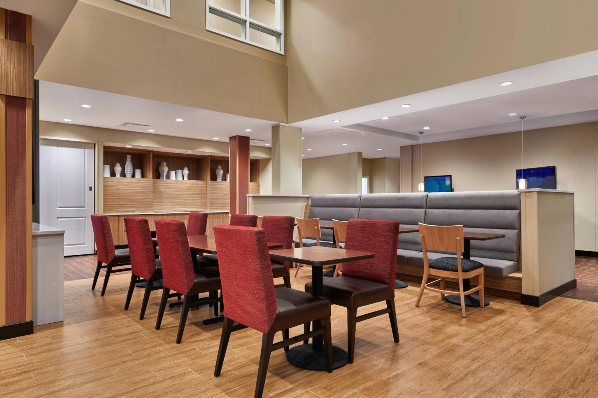 Towneplace Suites By Marriott Fort Mcmurray Bagian luar foto
